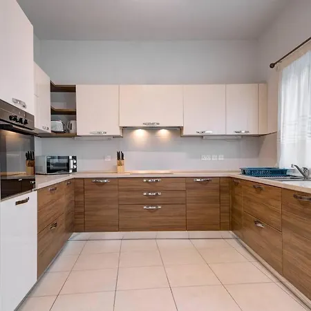 Modern And Spacious 3 Bedroom In St Julian's Apartment *