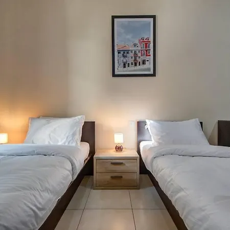 Apartment Modern And Spacious 3 Bedroom In St Julian's