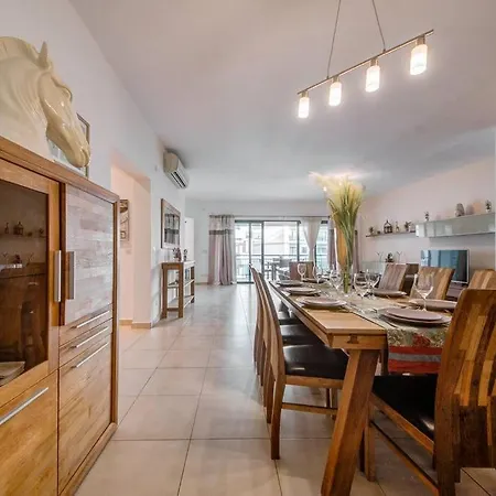 Modern And Spacious 3 Bedroom In St Julian's Apartment *
