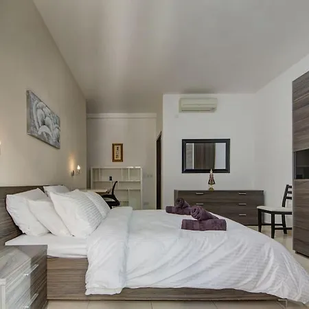 Apartment Modern And Spacious 3 Bedroom In St Julian's *