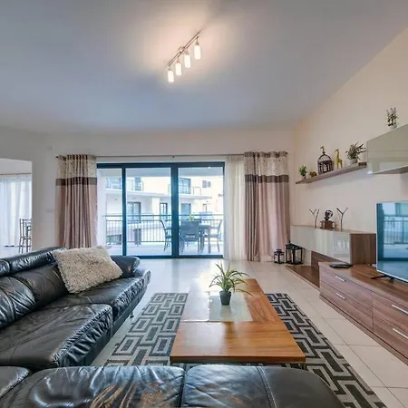Apartment Modern And Spacious 3 Bedroom In St Julian's