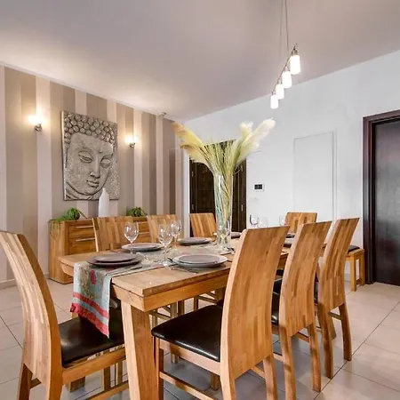 Apartment Modern And Spacious 3 Bedroom In St Julian's *