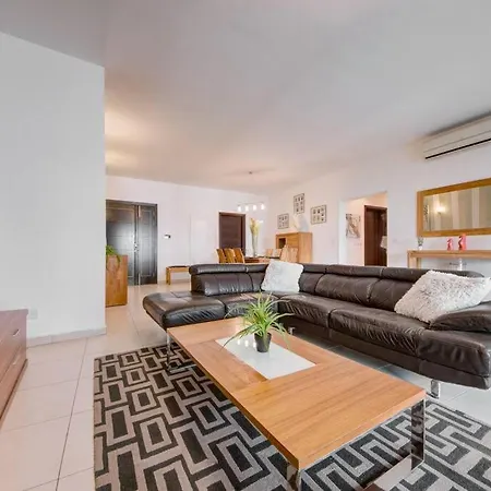 Modern And Spacious 3 Bedroom In St Julian's
