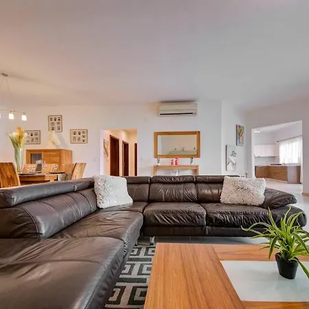 Modern And Spacious 3 Bedroom In St Julian's Apartment *