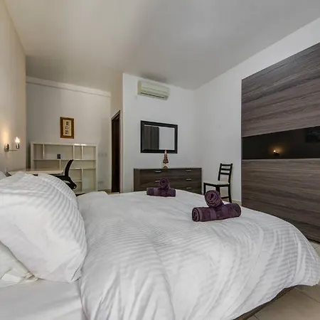 Apartment Modern And Spacious 3 Bedroom In St Julian's *